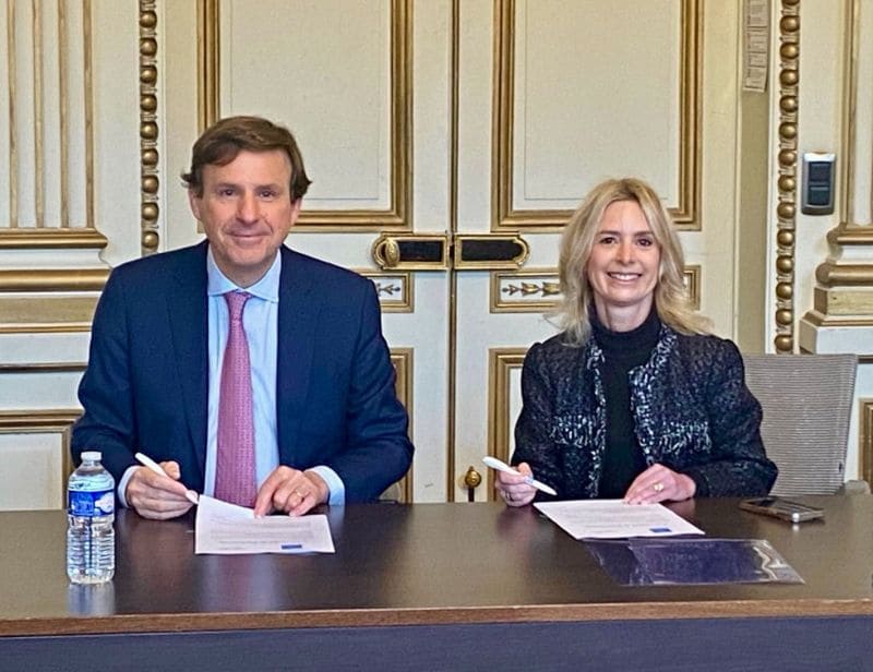 Signature d'une convention de partenariat entre Notaires au Féminin et le Conseil supérieur du Notariat. Sur la photo, Barbara Thomas David et Bertrand Savoure, les signataires